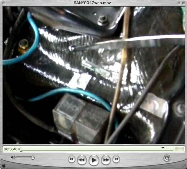 自動車ボディーのFRP補強/ラリー車の改造-エポキシFRPの接着積層をエンジン房内とタイヤハウスの両面から補強・剛性アップ向上を目的とした施工実施事例の写真画像と動画へリンク